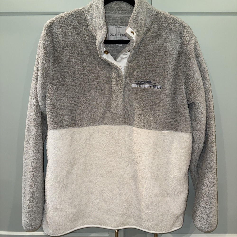 Skeeter Boat Women's Fuzzy Pullover Boxercraft Medium Gray White Snap